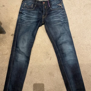 Mörkblå jeans från Replay - Snygga mörkblå jeans från Replay med FCBARCELONA-märke! Aldrig använda, köpte de på Vinted och skulle pröva en ny storlek men passade inte mig. Nytt skick i storlek W29/L32. 