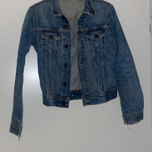Jeans jacka  - Jätte fin jeans jacka som inte kommer till användning längre💗 tror att den är från hm💕 storlek xs💘