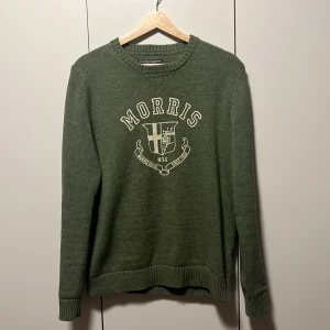 Oliv/grön stickad tröja från Morris - Säljer en riktigt fet stickad sweatshirt från Morris. Storlek M med tajtare passform. Mycket bra skick inga defekter 👌 Ställ frågor!