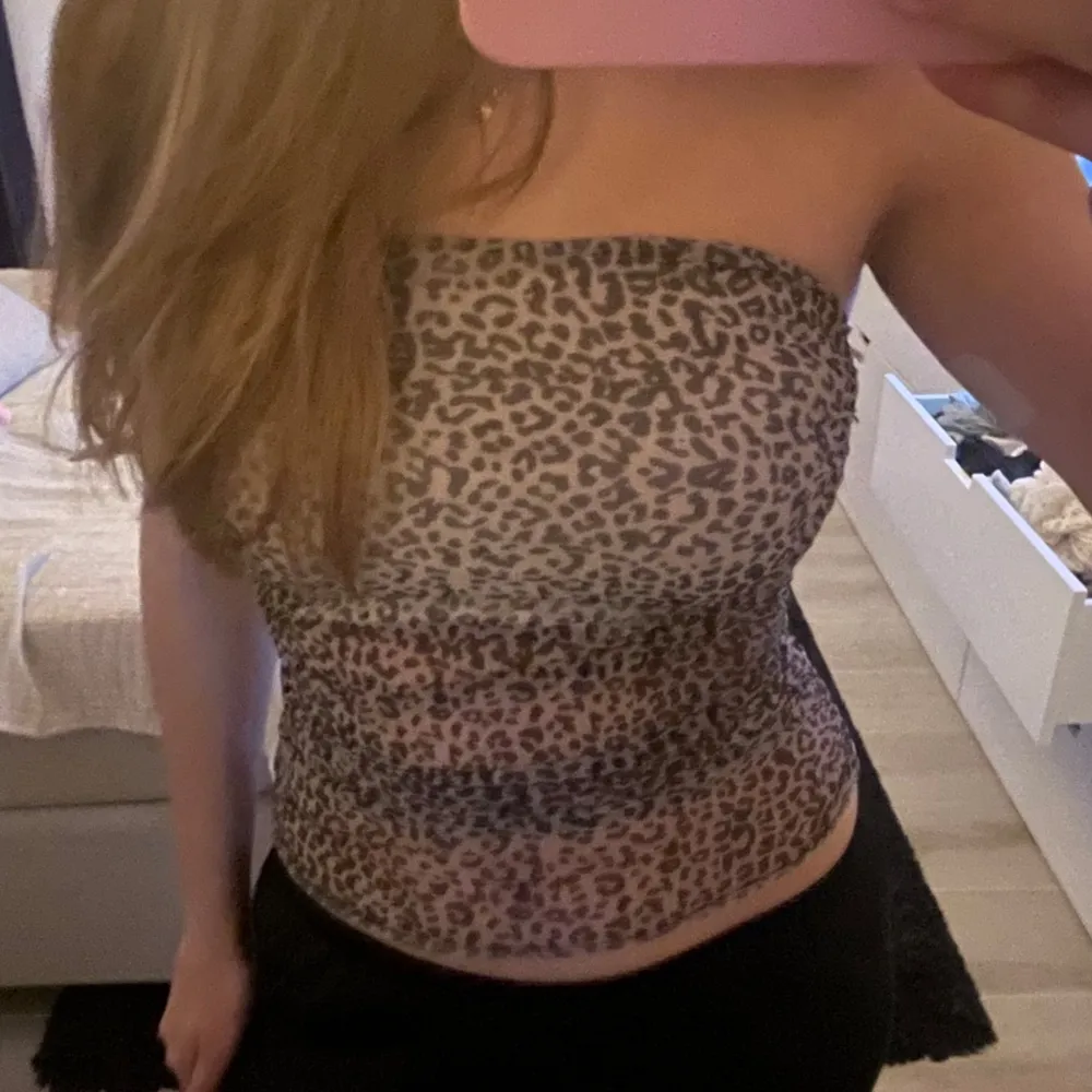leopardmönstrad tubtopp i stretchigt material. Nästan aldrig använd. . Yläosat.