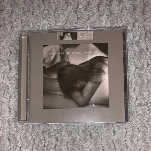 The Tortured Poets Department CD - Säljer då jag har en annan. (Postern ingår ej)