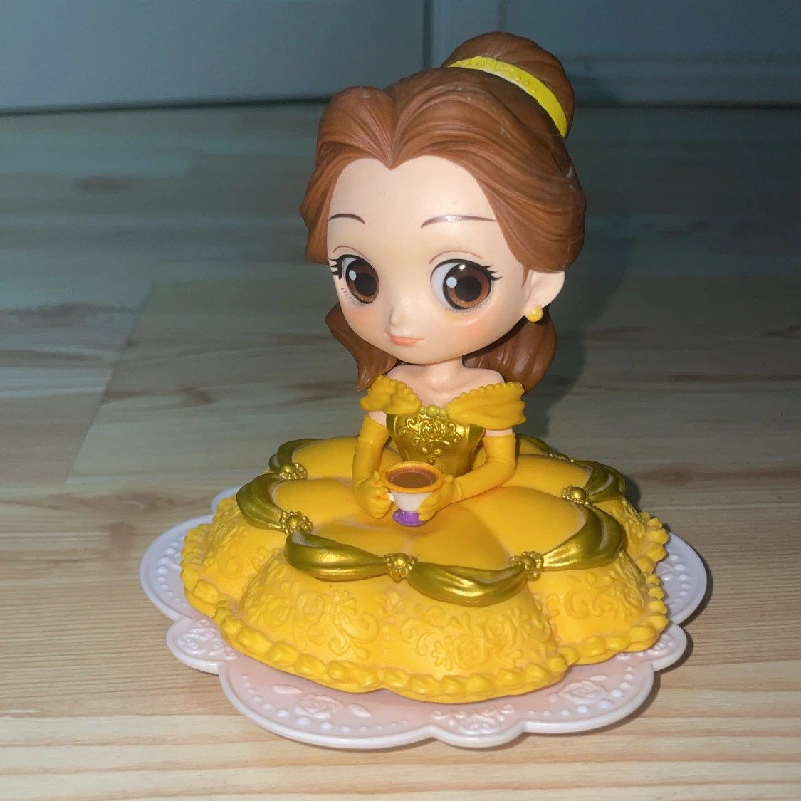 Figur av Belle i gul klänning