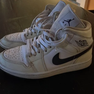 Vita Nike Air Jordans - Säljer ett par vita Nike Air Jordans i storlek 38. Skorna är köpta för ett tag sedan och är sparsamt använda. Nypris ligger på 2499. Hör av er för frågor eller funderingar! Kan även sänka priset vid snabb affär