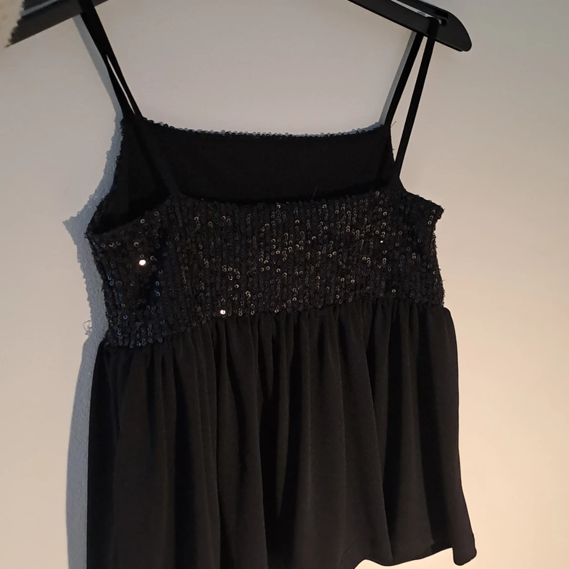 Svart paljettlinne från Gina Tricot - 1