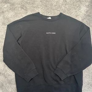 Svart tröja från Selected Homme - Säljer en stilren svart tröja från Selected Homme. Tröjan har en enkel design med märkeslogga på bröstet och långa ärmar. Perfekt för en avslappnad look.