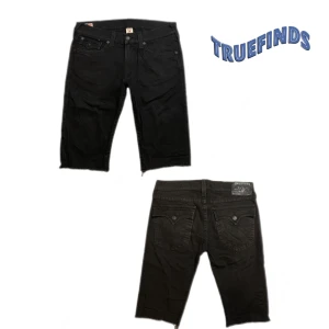 True religion shorts black  - Midjemått:48 Yterbenslängd:66 Innerbenslängd:36 Benöppning:22 Storlek:36 ( i cm )  Priser kan diskuteras‼️