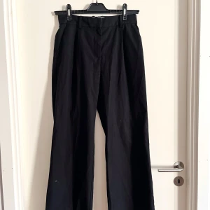 Kostymbyxor - Midwaist, utsvänga kostymbyxor med figurnära passform uppe till! Har använts fåtal gånger, inga märken eller fläckar! Byxorna är tailored, så de sitter väldigt fint på. Alla använda plagg tvättas noga innan leverans! Det är bara att skriva om du har några frågor, ang mått exempelvis! <3