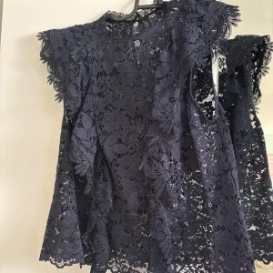 Mörkblå spetsblus🌟 - Jätte snygg blus använd fåtal gånger🤗🤗❤️❤️storlek M men passar mig som vanligtvis har Xs-S❤️