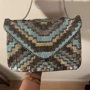 Paljettväska - Axelväska med paljetter, glitter och pärlor, perfekt till en fest-outfit🤩Man kan också stoppa in kedjan i väskan och använda som clutch istället 