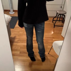 meltin pot jeans - supersnygga lågmidjade jeans med slitningar🌟midjemått: 72cm 