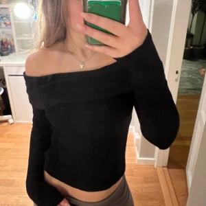 Svart offshoulder tröja - Säljer en stilren svart offshoulder tröja med långa ärmar. Super mjuk. 
