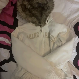 Fur zip up - Jättesnygg fur zip up som jag köpte på Plick men som tyvärr inte passade! Den är från Abercrombie & fitch och det står att den är i storlek M men jag skulle säga att den passar mer xs/s! Kom privat för mer info🥰🥰