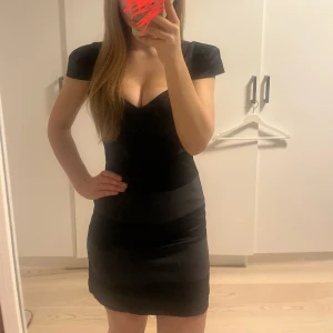Svart klänning från Gina Tricot - Snygg svart klänning från Gina Tricot storlek 34!💕