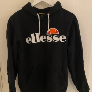 Ellesse hoodie - Säljer en svart hoodie från Ellesse. Inga defekter. Köpt för 699kr.