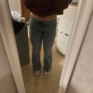 Blå jeans med bootcut - Snygga blå jeans med bootcut-stil. De har en klassisk femficksdesign och en lågmidjad passform. Perfekta för en avslappnad look.(de har sytts upp vid fötterna eftersom de var för långa) endast testade!