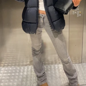 Grå bootcut jeans från ONLY TALL - Snygga grå bootcut jeans från ONLY TALL zalando med klassisk femficksdesign. De har en stilren look och är perfekta för en avslappnad stil. Passar bra till både sneakers och klackar. I am 183 cm tall and fit me great. Size Lx38. Extra tall jeans. Look like ltb grey jeans. 