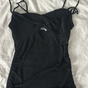 Svart topp från bikbok  - Svart glittrig topp från Bikbok, kommer ej till användning 