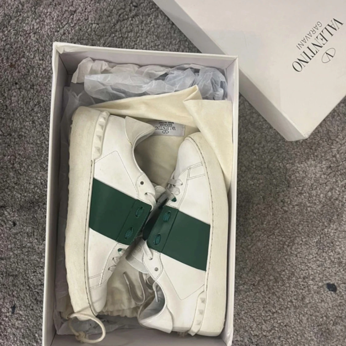 Valentino skor med grön detalj