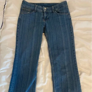 Lågmidjade jeans - Supersnygga lågmidjade jeans! Superbra skick och inga större defekter. Innebenslängd: 82 