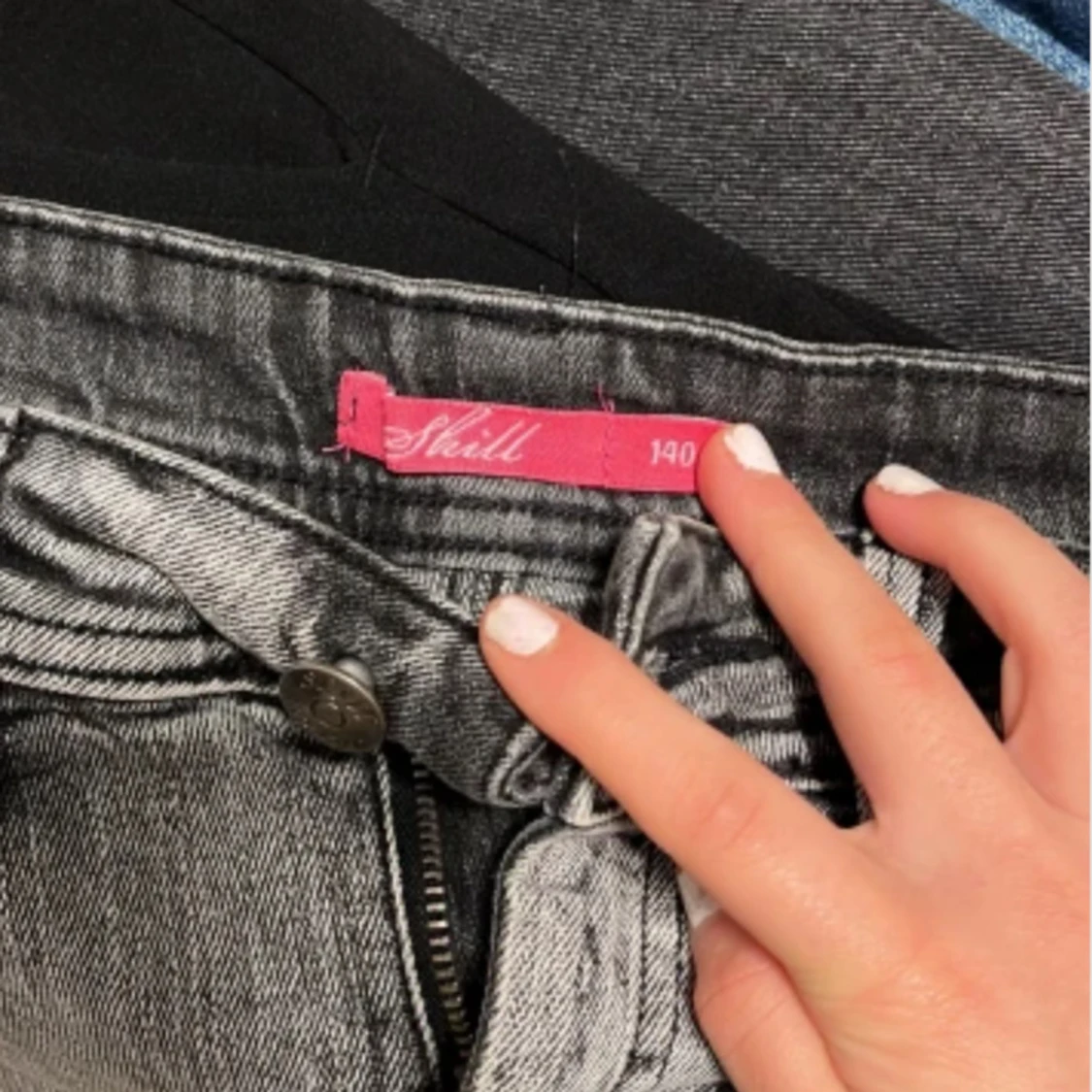 Grå jeanskjol med stjärndetaljer - 4