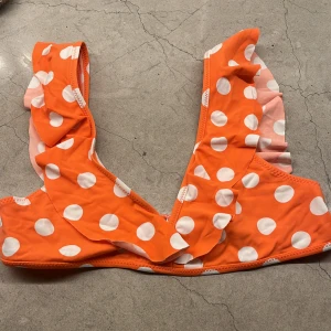 Orange prickig bikini med volang - Suuuuuuper söt orange bikini med vita prickar och volanger 😚💕