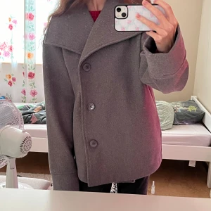 Grå kappa - Grå kappa från Gina Young i storlek 170. Använd några fåtal gånger. Säljer då jag köpt en ny kappa.