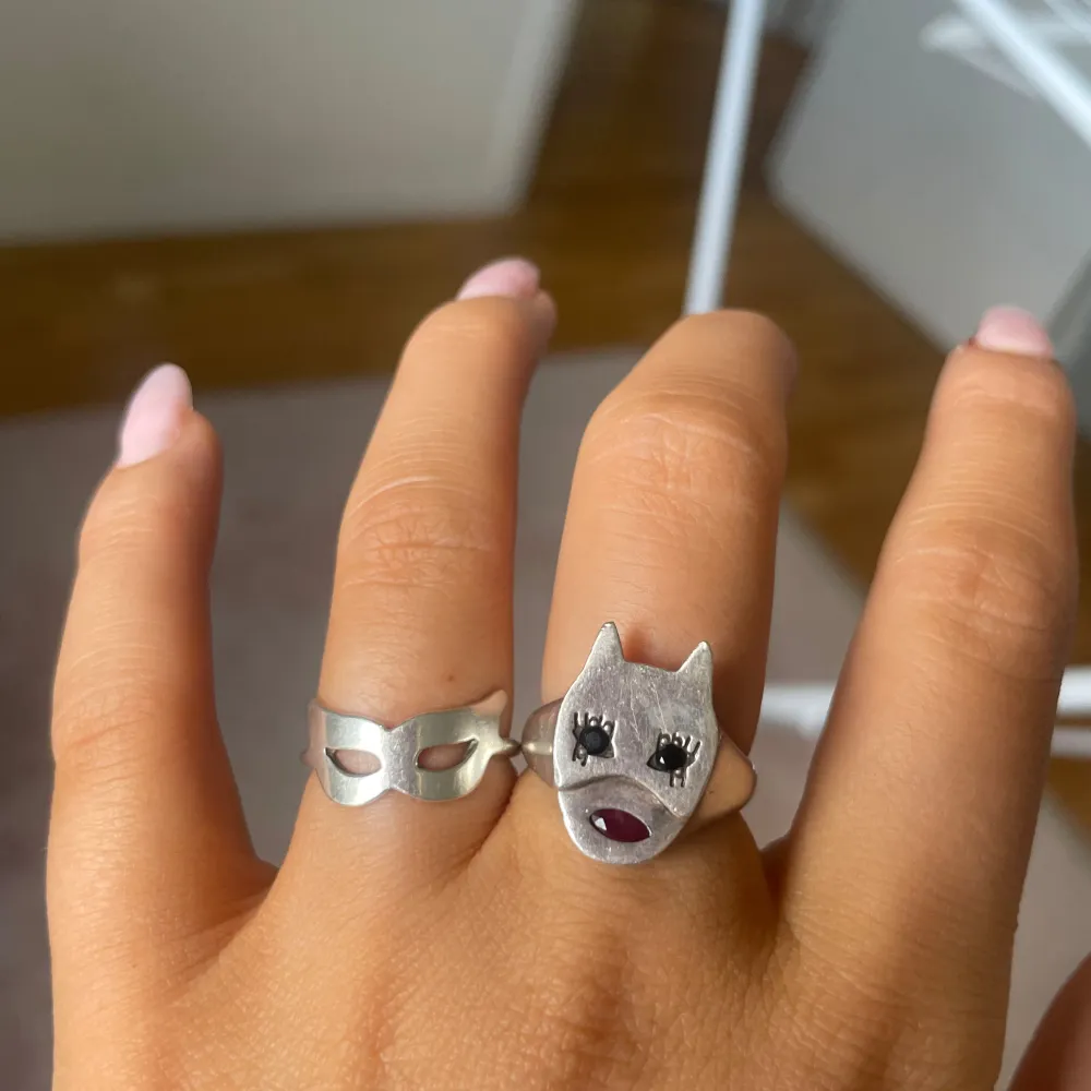 Super cool ring från Maria nilsdotter! Äldre kollektion så går inte att köpa längre, väldigt unik och cool. Strl 18, ge rimliga prisförslag. Asusteet.