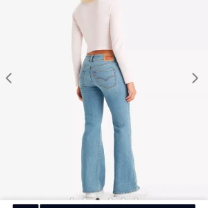 Blå lågmidjade bootcut jeans från Levi's - Snygga blå lågmidjade bootcut jeans från Levi’s knappt använda, säljer för att jag inte använder dom💖💖storlek 27x34. Jag är 165 cm och dom är perfekt i längden🤗