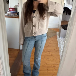 Blå bootcut jeans - Bershka i storlek 38 som passar även 36 då jag bruka ha de🙏🏽💖 Byxorna är lite slitna där nere ( se bild )  Midjemått runt hela midjan = 75 cm Midjemått tvärs över= 34 cm Innerbenslängd= 80 cm