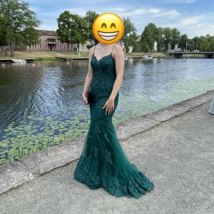 Grön balklänning - Säljer min fina balklänning, använd en gång💚storlek 40, passar mig som har medium och går hela vägen ner på mig som är 180 utan klack. Skriv vid fler frågor! Priset kan diskuteras!🌟