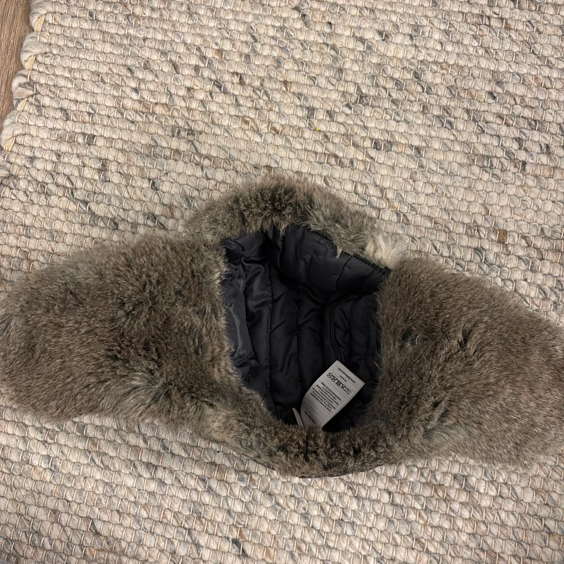 Svart pälsfodrad mössa från Fjällräven - 2