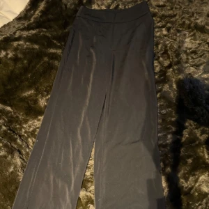 Svarta byxor från Bik Bok - Snygga svarta byxor från Bik Bok med hög midja och rak passform. Perfekta för en stilren look. 