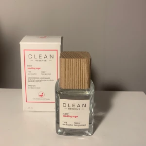 Clean Reserve Sparkling Sugar Parfym - Clean Reserve Sparkling Sugar är en fräsch och söt doft i en elegant flaska med trälock. Parfymen är en eau de parfum och tillhör doftfamiljen fresh gourmand. Nästan helt oanvänd. Nypris 625kr💕