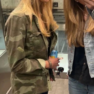 snygg grön jacka - säljer nu min coola jeansjacka med camouflage-mönster💚  storlek xs/s från zara