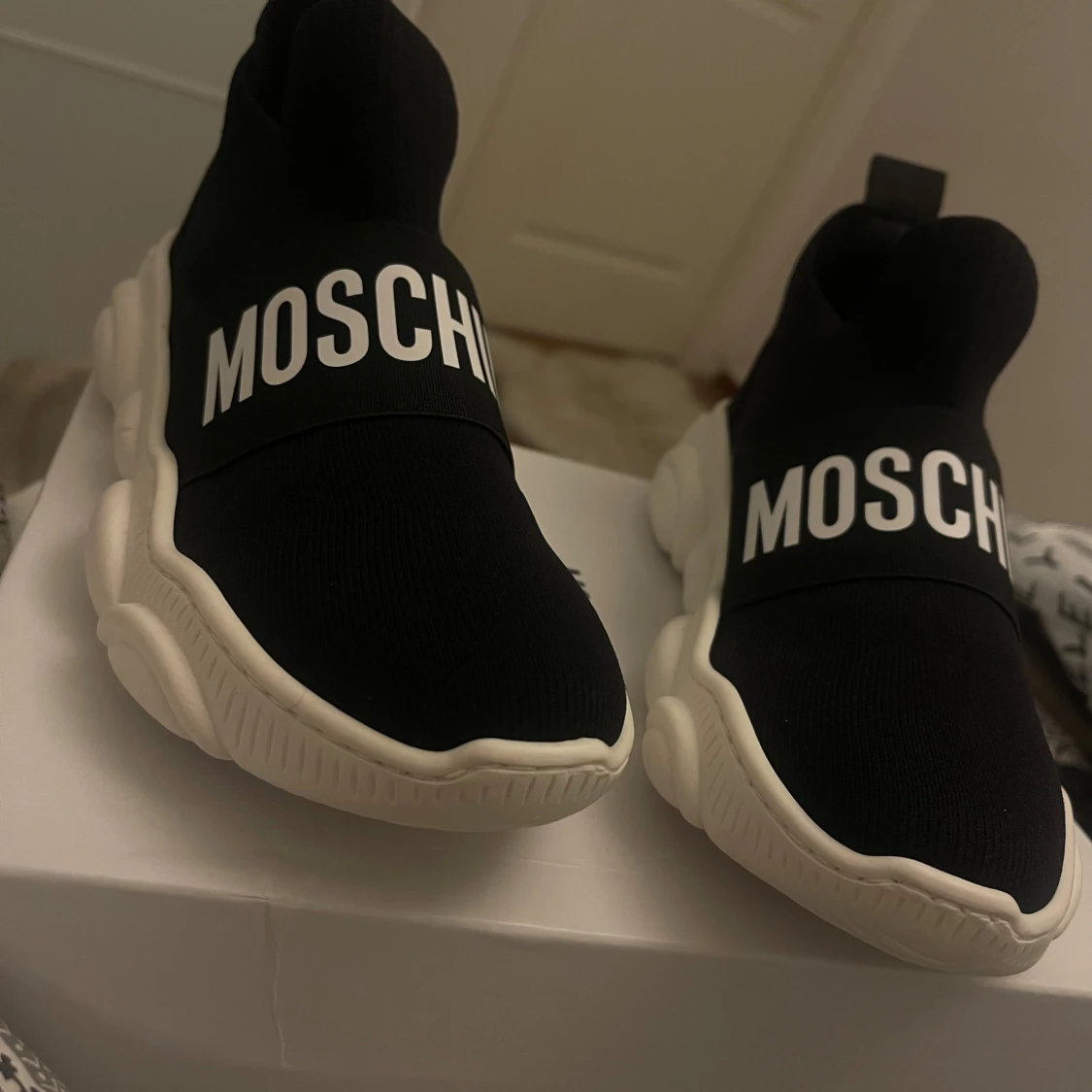 Svarta sneakers från Moschino