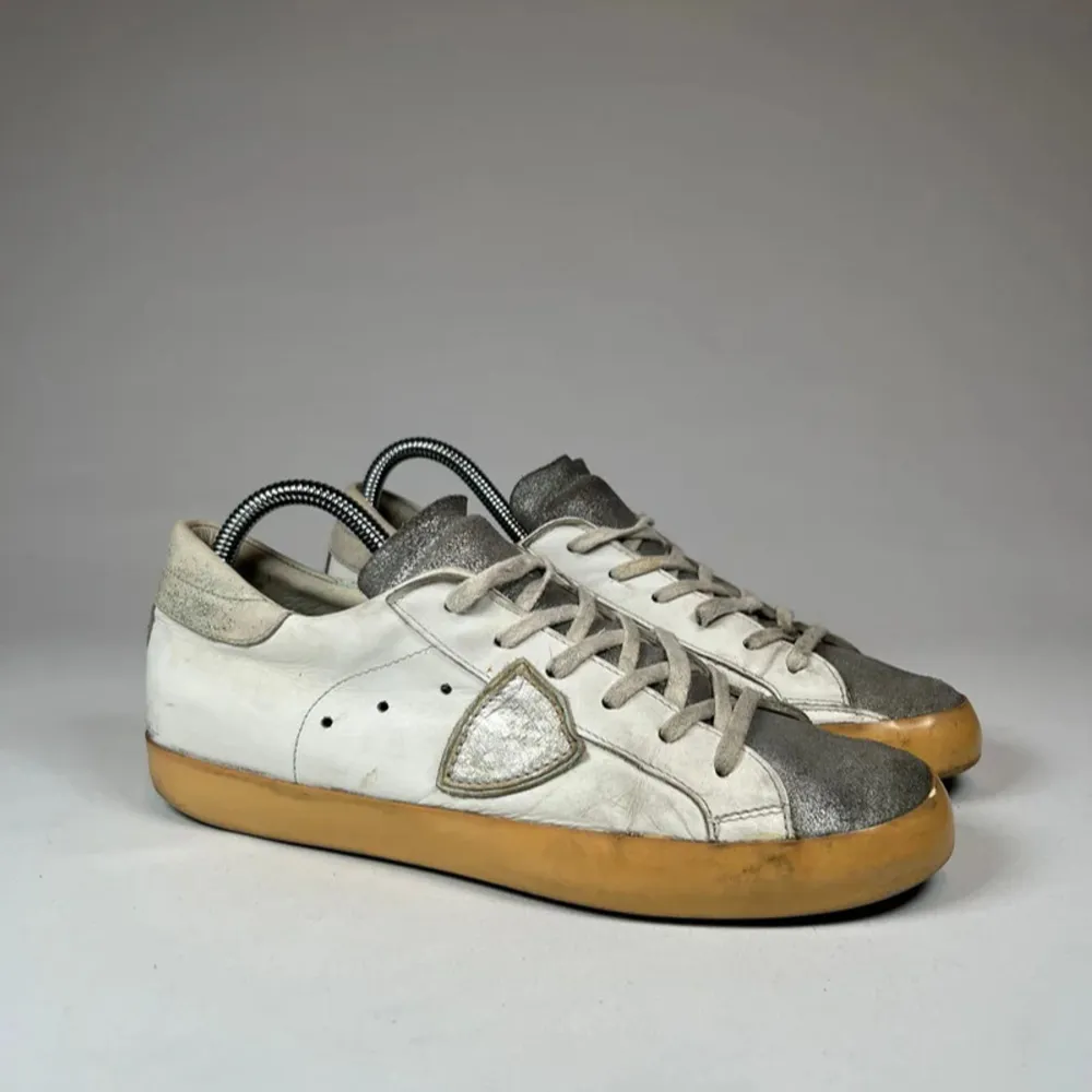 Ett par gråa Philippe Model PSRX i storlek 41. Skick: 2,5/5. Kengät.