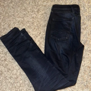 Replay Anbass - Ett par riktigt feta mörkblå jeans från Replay! Storlek 28W/32L. Ligger just nu ute för endast 399kr🔥Jeansen är i toppskick och har bara används ett fåtal gånger! Bara höra av er vid minsta fundering! 