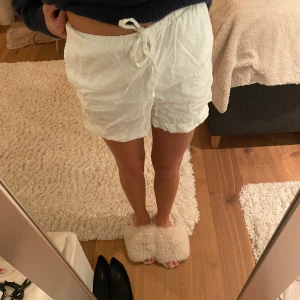 Vita linne shorts  - Säljer ett par vita shorts med knytband i midjan. Passar bra till sommarens varma dagar.💘☺️💗💞