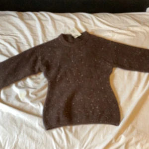Brun stickad tröja från Bik Bok - Säljer en mysig brun stickad tröja från Bik Bok. Priset kan sänkas kostar 500 kr i butik 