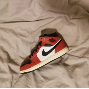Air Jordan 1 Mid Chicago Black Toe - Hej, vill sälja mina gamla Aj1 mids, anledningen är till ränsing och oanvändning, kondition 7/10, småskador på sidoläder med replacement box, pris kan diskuteras  DMA för fler frågor eller funderingar, kan gärna mötas upp runt Skåne, fråga gärna för fler bilder