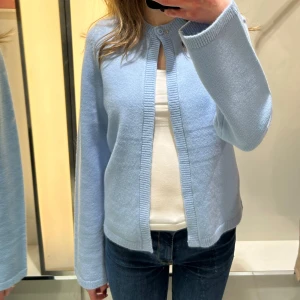 Ljusblå kofta med knapp upptill - Säljer en ljusblå kofta ifrån Gina! Storlek Xs. 130kr nyskick. 💙