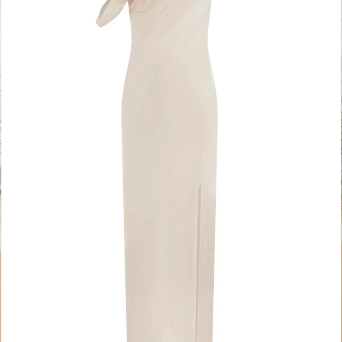 Champagnefärgad långklänning med asymmetrisk axel - 1