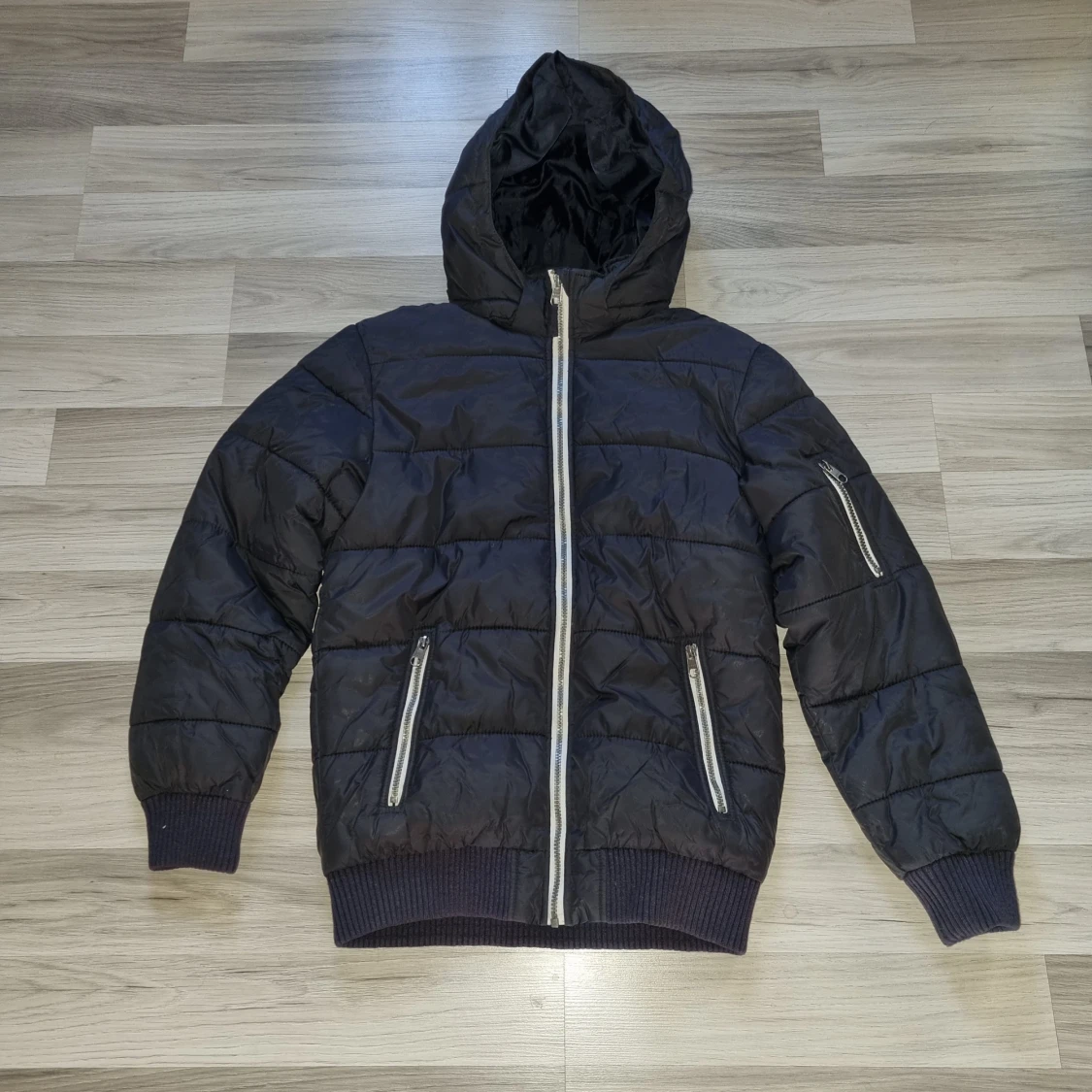 Svart pufferjacka med huva