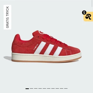 Röda Adidas Campus sneakers - Snygga röda Adidas Campus sneakers i mocka med klassiska vita ränder på sidan. Dom är sjuuukt snygga och trendiga❤️😍ingår flera olika snören i både röd och vit!