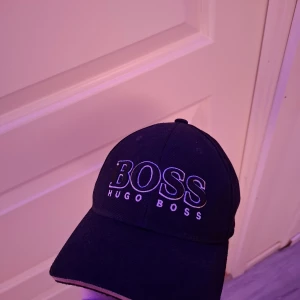 Hugo Boss keps - Hugo boss keps i storlek one size. Använt ganska många gånger men är fortfarande i bra skick. Går inte att köpa i butik längre men skulle gissa på att nypris är 600kr mitt pris 350kr