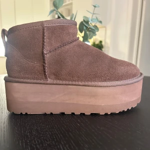 Bruna mockaboots från UGG - Ultra mini platform UGG, använda få gånger så skorna är i nyskick, säljer då dom inte kommer mycket till användning 