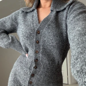 Adoore klänning - Stickad Adoore klänning i modellen ”Bern Knitted Dress” i färgen ”GREY MELANGE” i storlek S🩶 Klänningen är oanvänd (endast testad för bilden till Vinted) med prislappar kvar✨ Klänningen är normal i storleken! 👗  Ordinarie pris: 1 495kr 