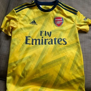 Arsenal bortaställ från 19/20 Bruised Banana - Juniorställ, storlek L för barn