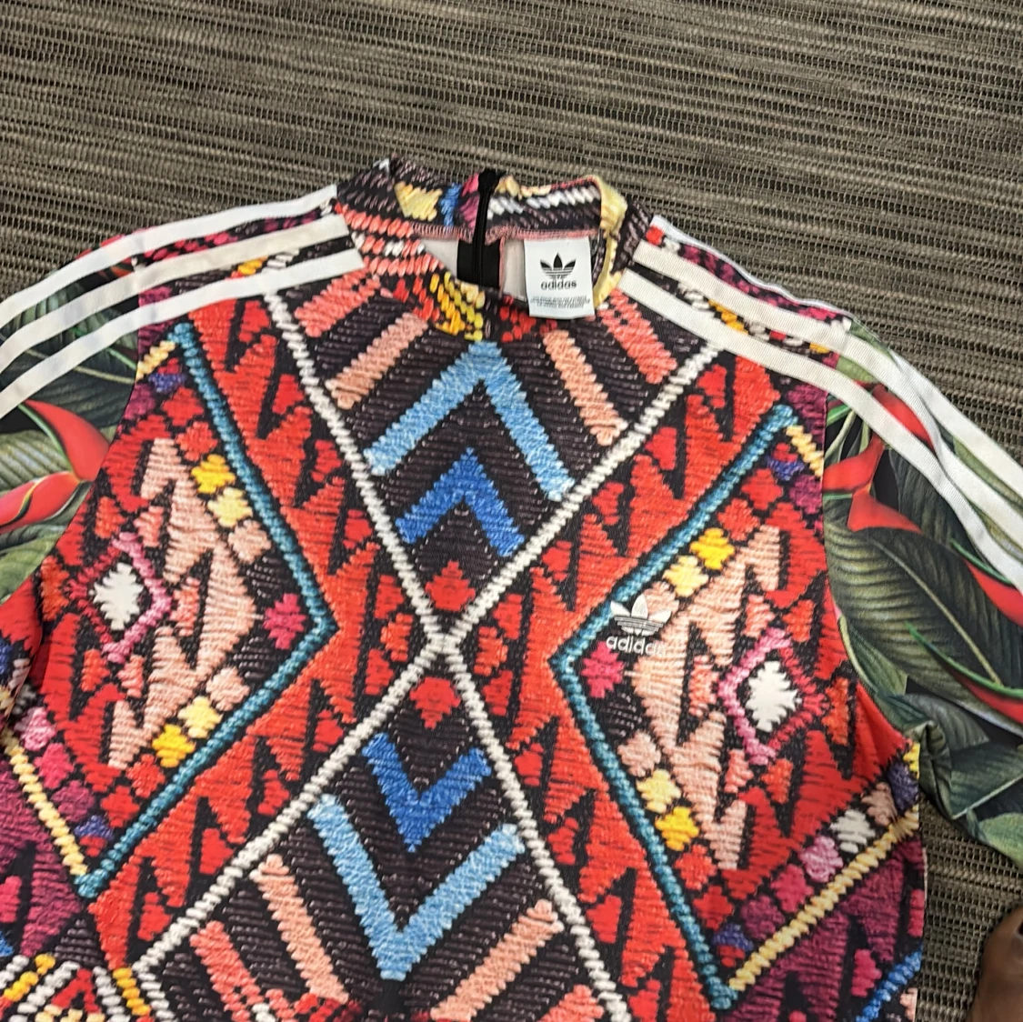 Färgglad mönstrad klänning från Adidas - 1