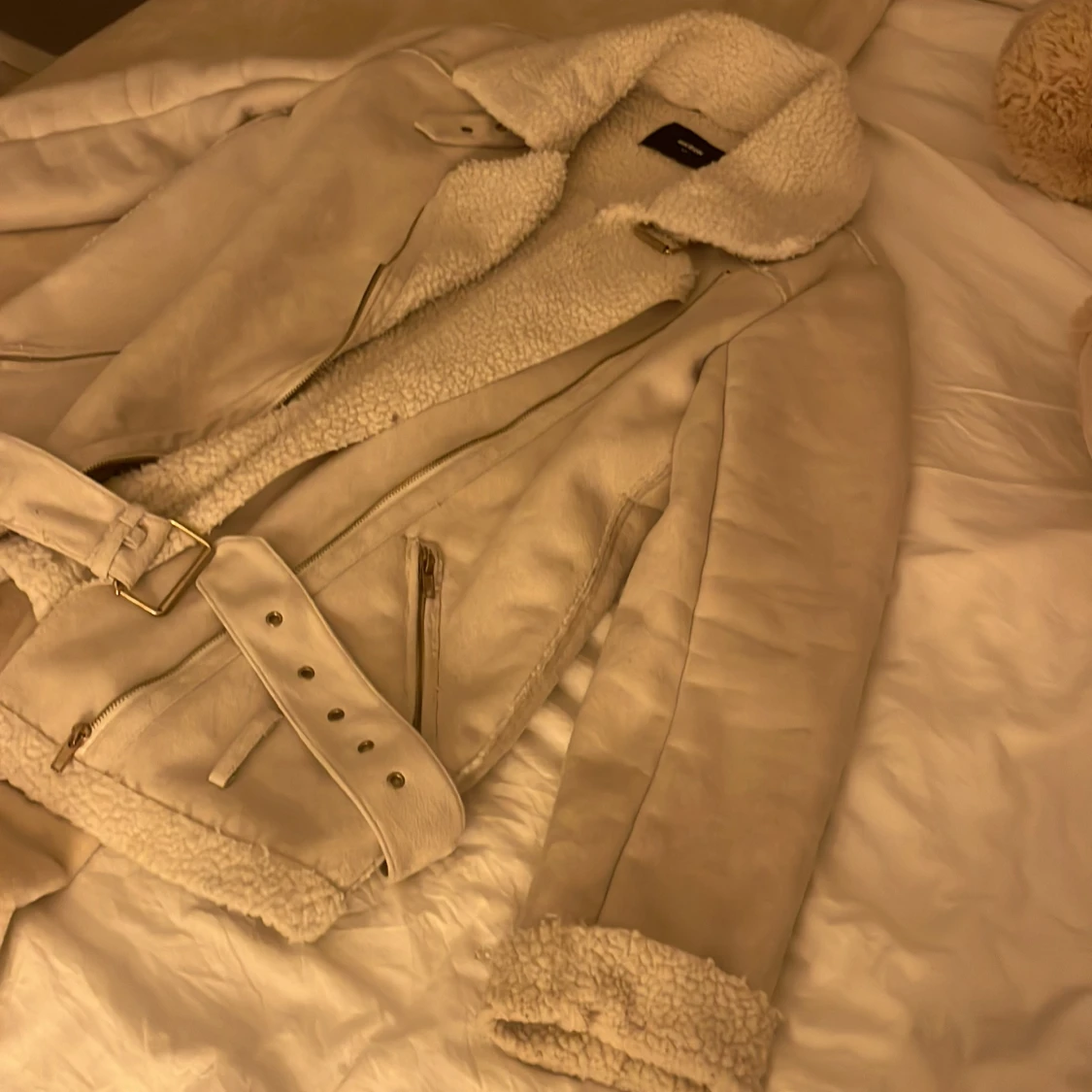 Beige jacka med foder från Bikbok - 3